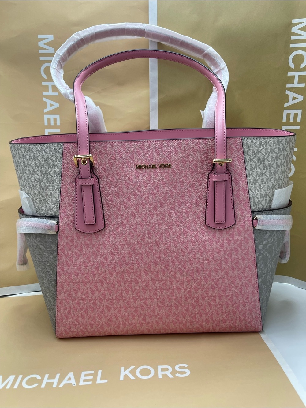 MICHAEL KORS Voyager Lg Color-Block Signature Logo TZ EW Shoulder Tote
Carnation